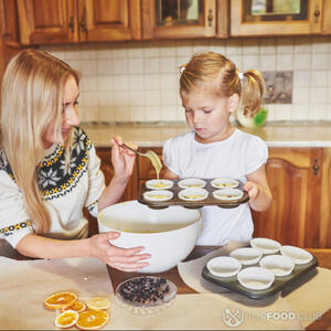 Разлить тесто по формам