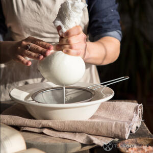 Отцедить воду с творога