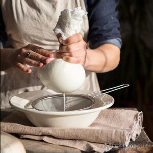 Слейте сыворотку из творога