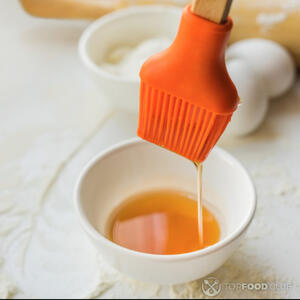 Смазать маслом