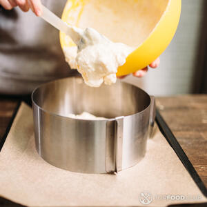 Высыпаем тесто