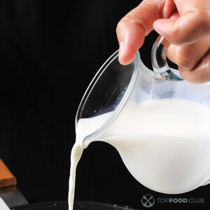 Наливаем молоко