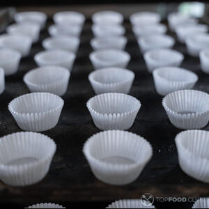 Выложить формочки для кексов