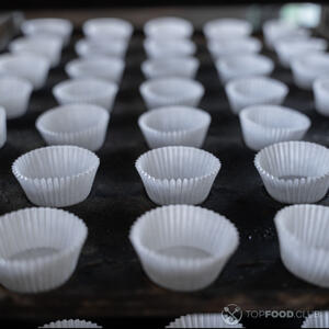 Установите формочки для кексов