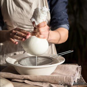 Отцедите сыворотку