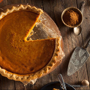 Дайте пирогу остыть в течение двух часов и подавайте, посыпав сверху молотой корицей.