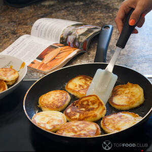 Жарить оладьи