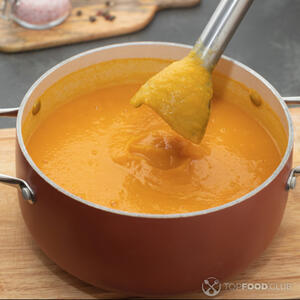  Снимите кастрюлю с плиты, дайте овощам остыть и измельчите их погружным блендером или, порциями, в стационарном блендере.