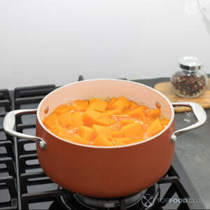 Овощи положите в кастрюлю, влейте воду, чтобы она только покрыла овощи и доведите до кипения.