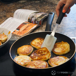 Жарить оладьи