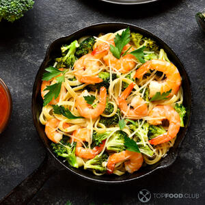 Подайте блюдо горячим, полив сверху приготовленным сырным соусом.