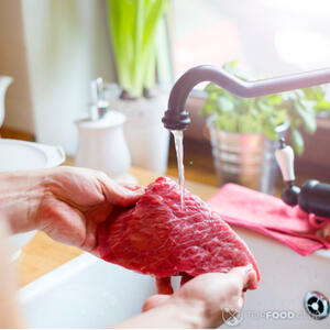 Мыть мясо