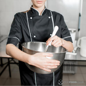 Мешать фрукты с йогуртом