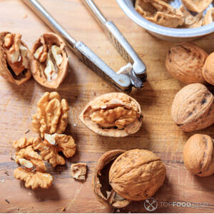 Чистить орехи