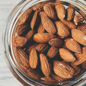 Миндаль залить водой