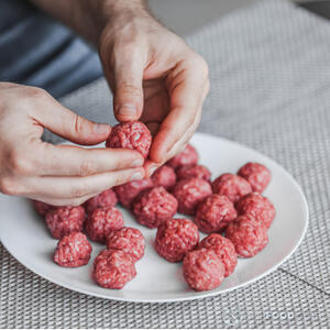 Лепить тефтели