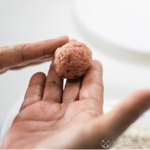 Лепить тефтели