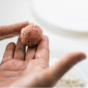 Лепить тефтели