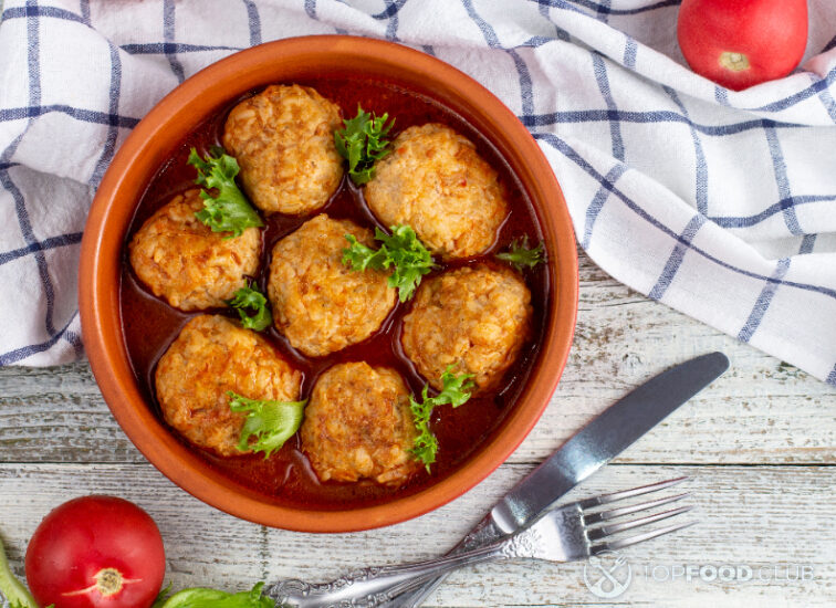 2023-10-03-ba8lw5-meatballs-in-tomato-sauce-in-a-bowl-on-wooden-tabl-2023-05-11-19-57-57-utc