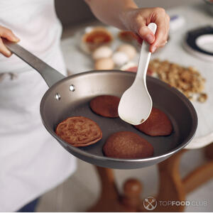 Готовить оладьи