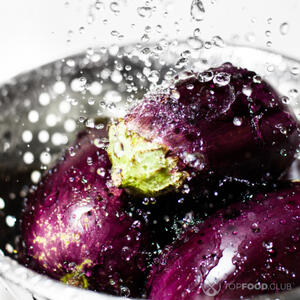 Мыть баклажан