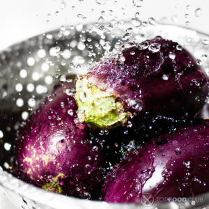 Мыть баклажаны