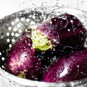 Мыть баклажаны