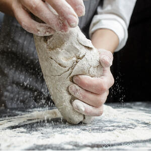 Месить тесто