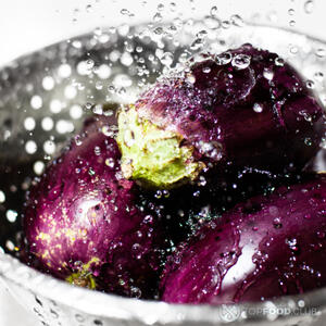 Мыть баклажаны