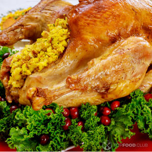 Запечённую фаршированную курицу с рисом поместите на данное блюдо