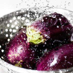 Мыть баклажаны