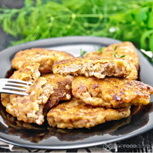  Готовые куриные оладьи с сыром 