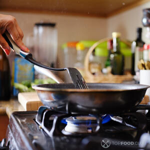 Мешать помидоры