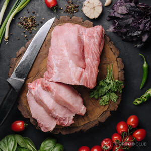 Режет свинину