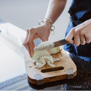 Мелко нарезать лук