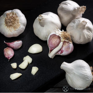 Мелко нарезаем чеснок