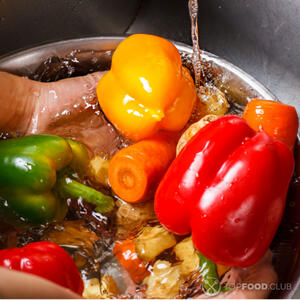 Моем овощи под проточной водой