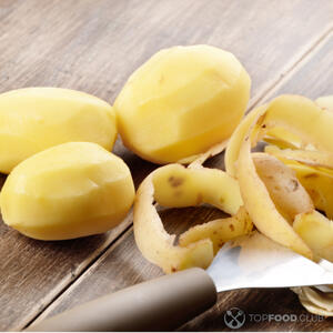 Очищаем от кожуры картошку, лук, чеснок