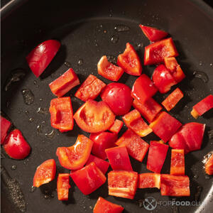 Обжариваем перец на сковороде