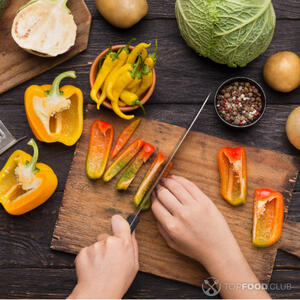 Крупно режем болгарский перец. 