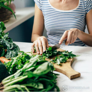 Мелко нарезаем зелень