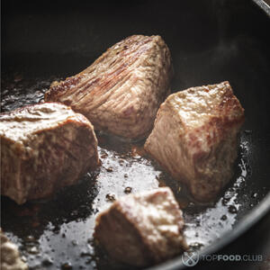 Обжариваем говядину на сковороде