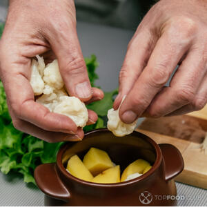 Укладываем мясо и овощи слоями в горшочек