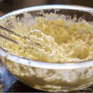 взбейте ручным миксером до пышной массы