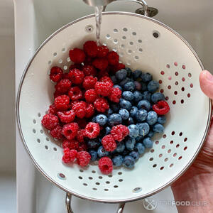 Малину и чернику вымойте