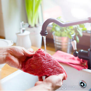 Мыть мясо