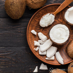 Мякоть кокоса нарежьте мелко