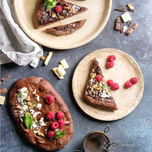 Нарежьте пиццу на ломтики и подавайте на стол