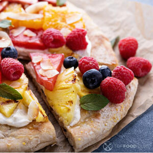 подавайте фруктовую пиццу на стол