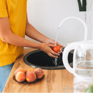 помыть персик